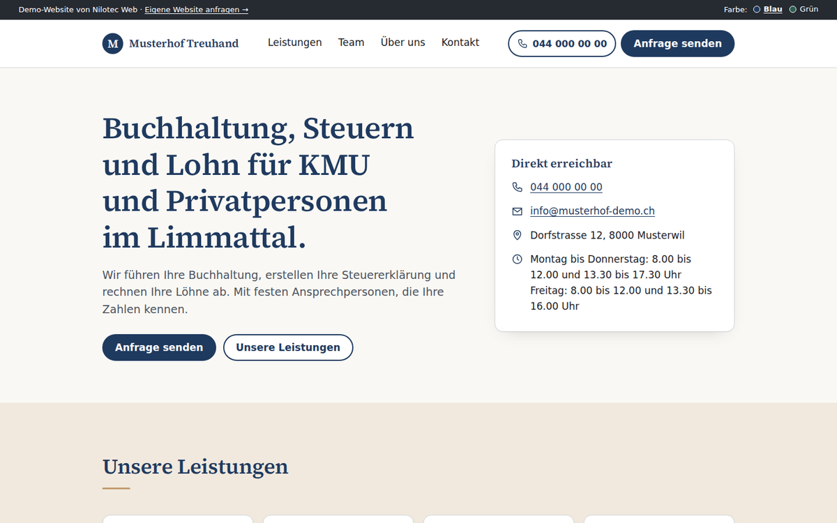 Startseite der Demo-Website «Musterhof Treuhand AG» auf einem Computer: Titel, Telefonnummer, Kontakt-Knopf und Leistungen.
